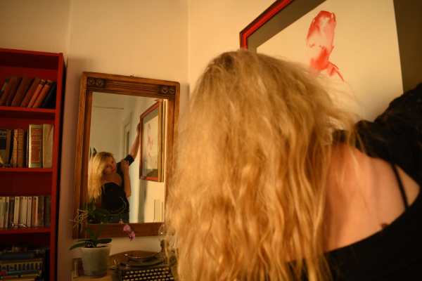 Mirroring Femininity, Photo by Valeria Stihi